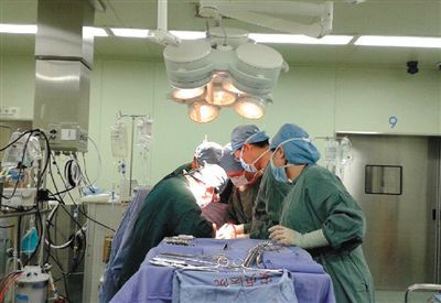 22∶30 手術(shù)正在緊張進行中，著名心臟外科專家孟旭主任主刀。