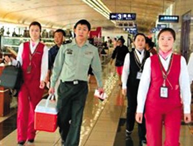 17∶25 南航工作人員引導陪運醫(yī)務(wù)人員走快速登機通道。網(wǎng)絡(luò)截圖