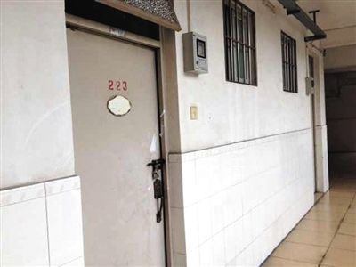 4月19日，中山大學(xué)一男生公寓樓二樓自殺研究生蔡潔挺的宿舍。門上的封條已被撕去。新京報記者 范春旭 攝