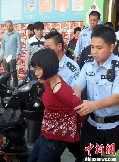  5月8日上午8時10分左右，江西省撫州市黎川縣日峰鎮(zhèn)家家樂超市發(fā)生一起持刀傷人案件。