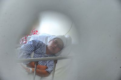 　6月3日，被打的值班醫(yī)生在病房接受治療。新華社發(fā)