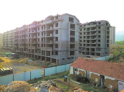 住宅樓的外立面還未裝修，但據(jù)售樓處工作人員介紹，第一批開盤已經(jīng)賣掉了99套。