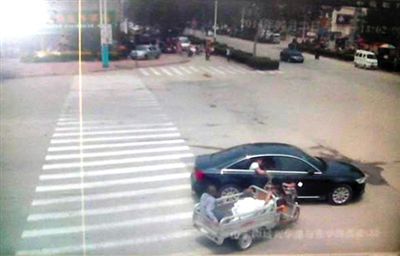 23日中午，陳母被突然噴毒。新京報記者 王瑞鋒 攝