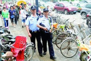 人流密集的街頭,持槍巡邏。