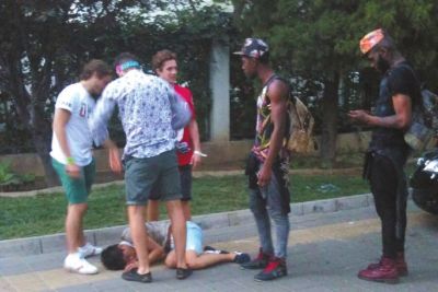 外籍男子路邊發(fā)現(xiàn)醉漢將其圍住。