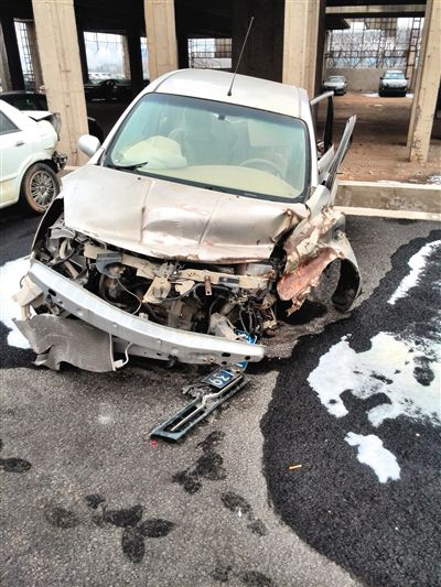 事發(fā)轎車。吳英供圖