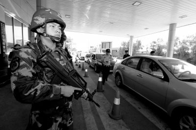 武警持槍警戒進(jìn)駐檢查站。