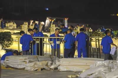 昨晚，工作人員正在為金水橋安裝金色護(hù)欄。京華時(shí)報(bào)記者潘之望攝