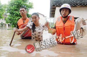 長壽區(qū)，消防官兵搜救被困群眾。