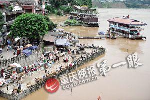 沙坪壩區(qū)磁器口，江水逼近休閑平臺。