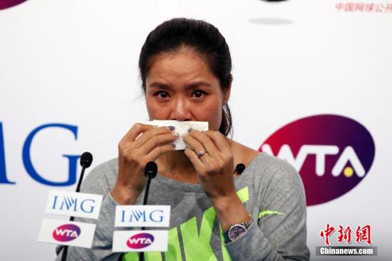 9月21日，李娜在北京召開退役發(fā)布會。圖為李娜在發(fā)布會上落淚。中新社發(fā) 韓海丹 攝