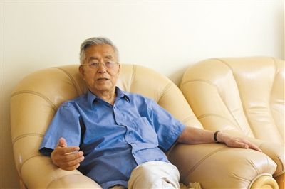 楊維駿 歷任云南省政協副主席等職。89歲高齡的楊維駿為12名失地農民代表開道，到云南省政協反映問題。