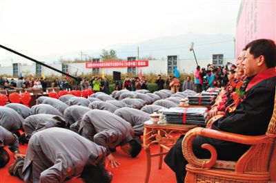 網(wǎng)絡(luò)上流傳的北京鳳凰嶺書院開學(xué)典禮上學(xué)員跪拜老師的照片?！肮虬荨币鹆瞬簧倬W(wǎng)友質(zhì)疑。