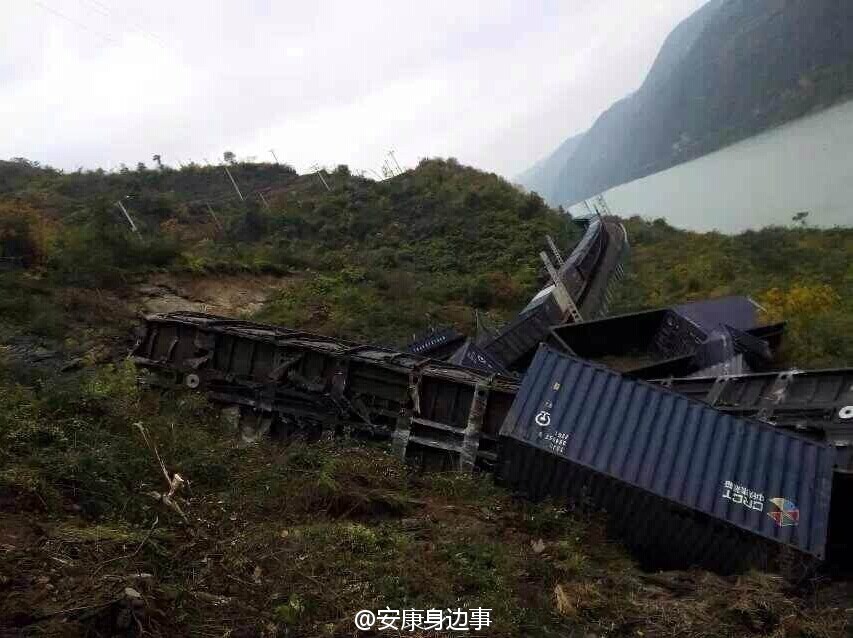 襄渝鐵路旬陽(yáng)至棕溪上行線發(fā)生山體塌方，致使75228次貨物列車8節(jié)車廂脫線。圖片來源于網(wǎng)絡(luò)