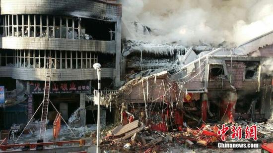 2015年1月3日，哈爾濱市道外區(qū)太古街著火塌方現(xiàn)場，火又燒了起來