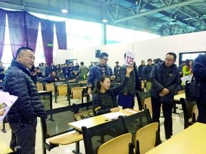 　首批中央和國家機關(guān)公車第三場拍賣現(xiàn)場。賈悅/攝