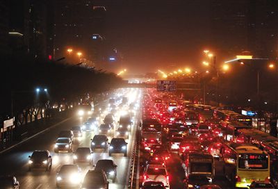 昨晚，因沙塵暴導(dǎo)致能見度低，長安街嚴(yán)重堵車。