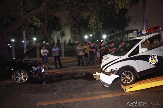 當(dāng)時(shí)賓利司機(jī)去筆架山爬山，車停在路邊，剛回來便發(fā)現(xiàn)車輛發(fā)生了事故。