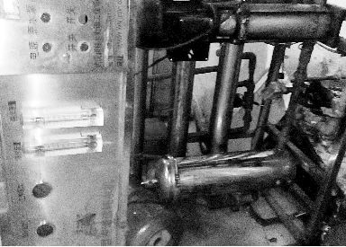 漢陽(yáng)某無證水廠使用的破舊設(shè)備。