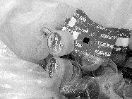 食藥監(jiān)執(zhí)法人員封存了無證水廠的假商標(biāo)。