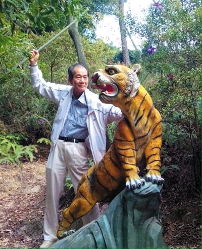 2015年1月10日，區(qū)少坤到廣東肇慶九龍湖游玩，拍攝打虎圖。
