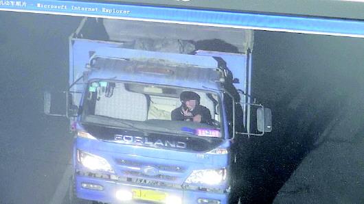 張某被抓拍到開車打手機(jī)。