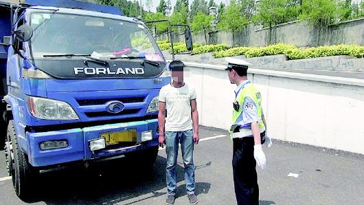 民警對持C1駕照駕駛大貨車、一年違法350余次的張某進(jìn)行批評教育。