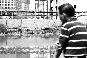 2015年6月5日，上海的古御界橋只剩橋墩和兩塊橋面。