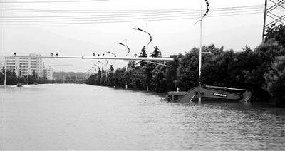 6月28日，南京暴雨致云臺山河漫堤，祿口機(jī)場高速雙向封閉 供圖/CFP