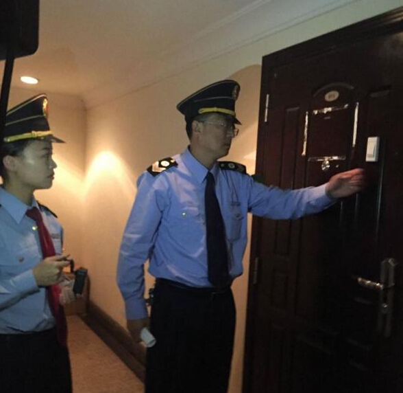 青島市衛(wèi)生監(jiān)督所的工作人員在郝愛勇診所執(zhí)法。