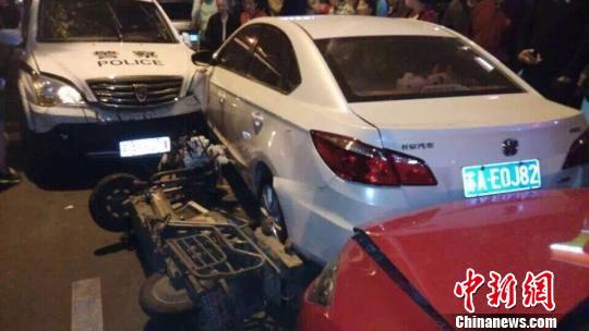 網(wǎng)友上傳的現(xiàn)場(chǎng)事故圖片。 網(wǎng)友拍圖 攝