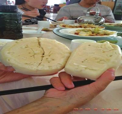 在參加山西游行程中，體驗(yàn)員發(fā)現(xiàn)團(tuán)餐中的饅頭已經(jīng)發(fā)霉。視頻截圖