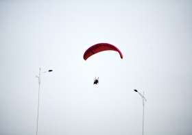 10月25日下午，動(dòng)力傘從一對路燈上空飛過