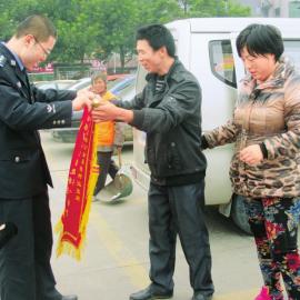 何姜姜的父母給民警送錦旗。