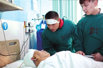 11月16日，王冬（頭部包裹紗布者）在照顧李大爺