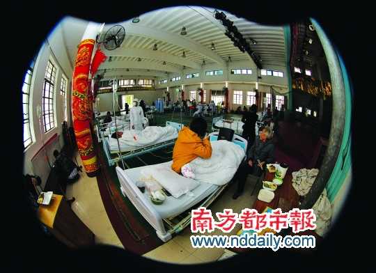 病人被轉(zhuǎn)移到該院的工會大禮堂。通訊員 符曉亮 攝