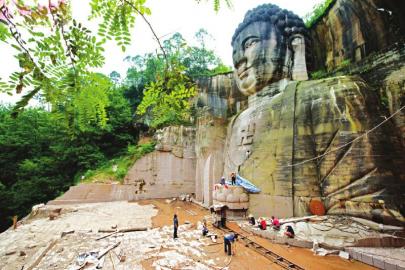 佛像雕刻現(xiàn)場(chǎng)。