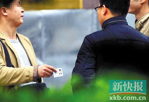 在進(jìn)行了近半個(gè)月暗訪調(diào)查中，有證販子告訴記者稱，二代身份證買賣已形成產(chǎn)業(yè)鏈，不僅貨源穩(wěn)定，生意也是相當(dāng)紅火?！稣褟V場附近，一名男子正向記者兜售二代身份證。