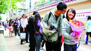 2011年11月11日，越秀區(qū)民政局，登記結(jié)婚的隊伍排了足有一百米長（資料圖片）?！∮浾唿S澄鋒攝