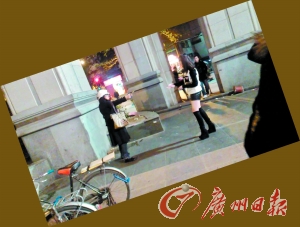 黑衣女拿著剪刀指著“保時(shí)捷女孩”。