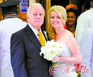 二00一年，埃德文和特里娜舉行婚禮。