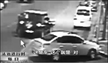 事發(fā)現(xiàn)場(chǎng)監(jiān)控錄像顯示，白圈內(nèi)的被害人老丁，正在牧馬人越野車(chē)旁收費(fèi)。 圖片來(lái)自電視截圖