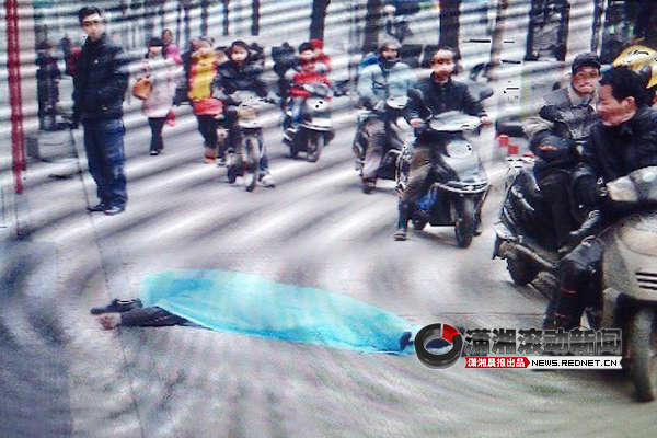 2月4日早上8時30分許，長沙人民中路255號一棟住宅樓露天樓梯6樓頂部，一名三十多歲的中年男子跳下