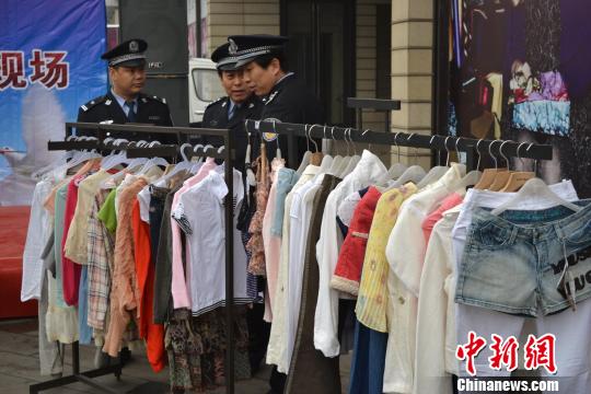 警方展示的部分被盜服裝?！∷瘟⒊z