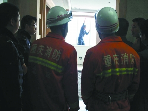 民工討薪無(wú)果站到8樓外