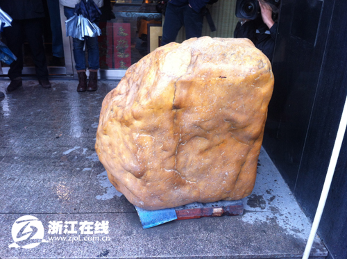 女子倒車時(shí)撞壞一塊“石頭”被要求賠償50萬(wàn)元