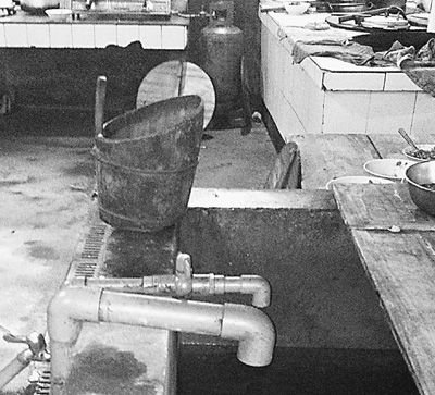 在鎮(zhèn)機(jī)關(guān)食堂，洗菜煮飯都用自來水。