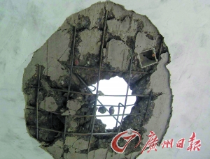 被雷電擊穿的民房。