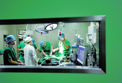 昨晚，醫(yī)生為小進進做截肢手術(shù)。