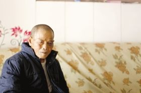 4月15日，劉爹爹的一只眼睛上有明顯的淤青。